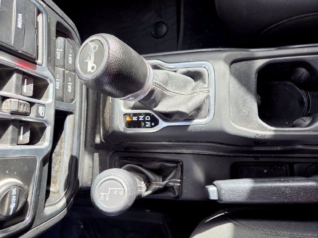 Used 2018 Jeep Wrangler Unlimited Sahara AWD/4WD image 9