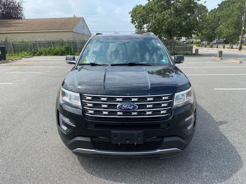 Used 2017 Ford Explorer XLT w/ Equipment Group 202A image 3
