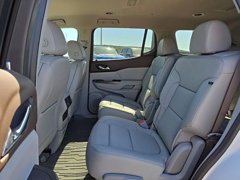 Used 2023 GMC Acadia SLT w/ Preferred Package image 12