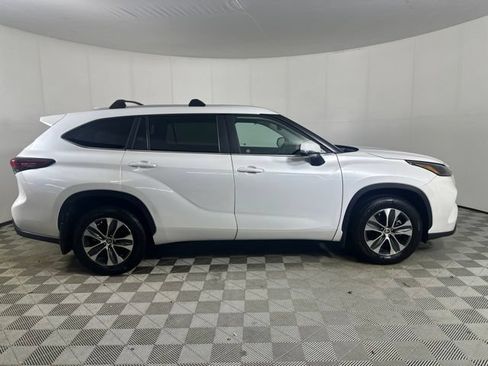 Used 2023 Toyota Highlander XLE AWD/4WD image 7
