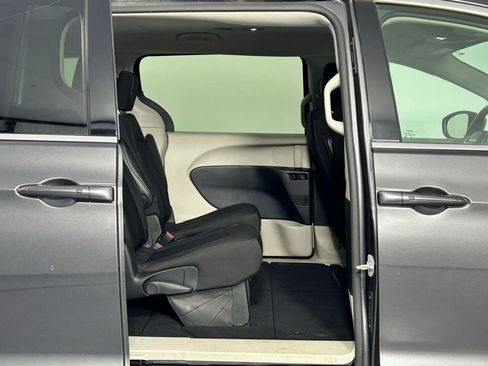 Used 2023 Chrysler Voyager LX FWD image 8