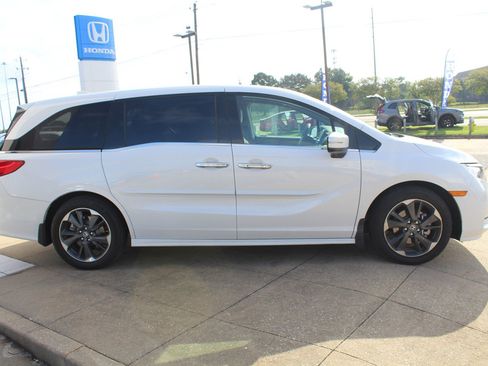 Used 2024 Honda Odyssey Elite image 3