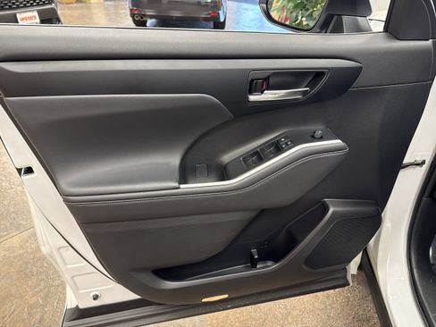 Used 2022 Toyota Highlander XLE image 26