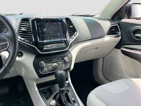 Used 2019 Jeep Cherokee Limited FWD image 23