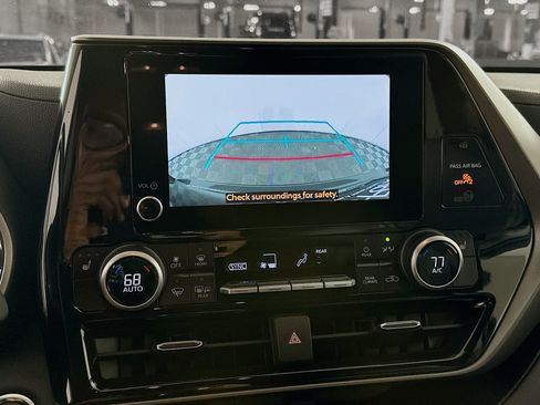 Used 2025 Toyota Highlander XLE FWD image 22