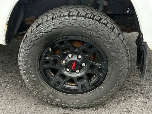 Used 2017 Toyota Tacoma SR5 AWD/4WD image 21