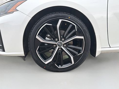 Used 2023 Nissan Altima 2.5 SR FWD image 11