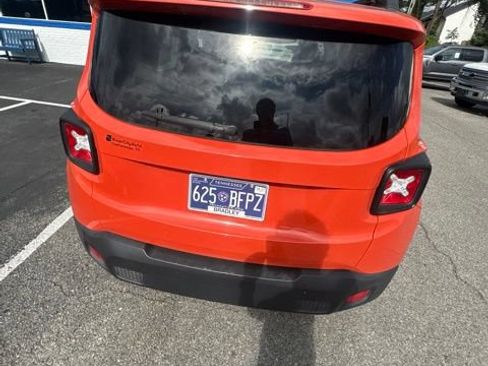 Used 2016 Jeep Renegade Latitude FWD image 32