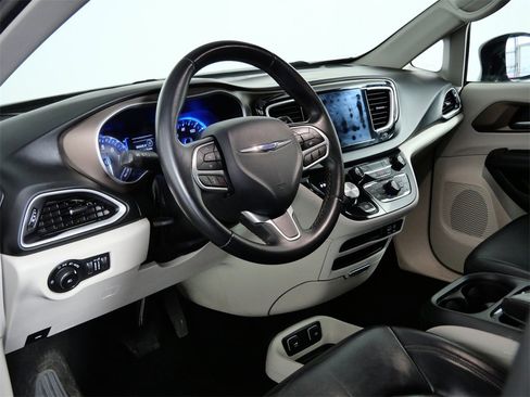 Used 2017 Chrysler Pacifica Touring-L w/ Tire & Wheel Group image 17