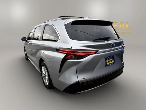 Used 2024 Toyota Sienna Limited image 5