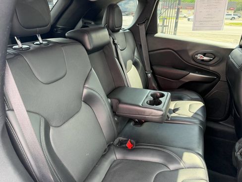 Used 2021 Jeep Cherokee Limited FWD image 19
