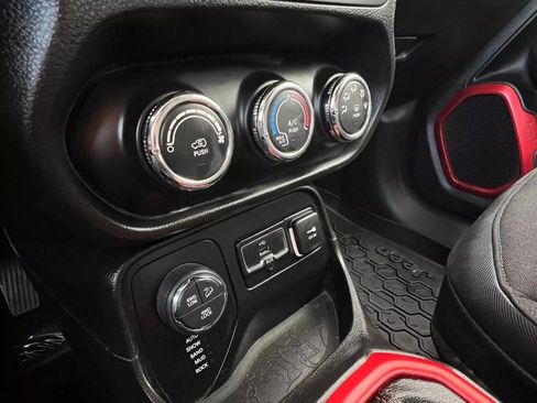 Used 2015 Jeep Renegade Trailhawk w/ Safety & Security Group I image 32