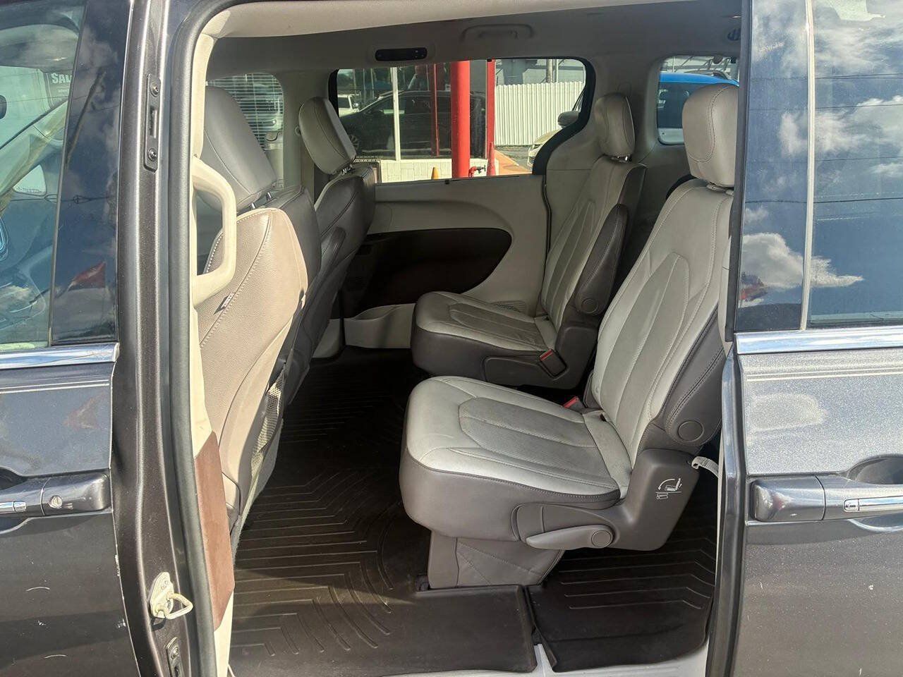Used 2018 Chrysler Pacifica Touring-L FWD image 9