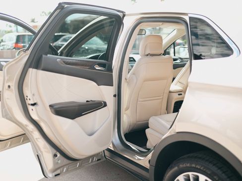 Used 2017 Lincoln MKC Reserve w/ Lincoln MKC Climate Package image 12