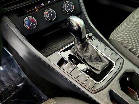 Used 2021 Volkswagen Jetta SE FWD image 16