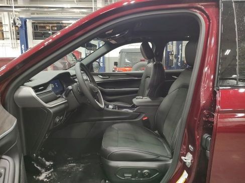 New 2026 Jeep Grand Cherokee Laredo image 9