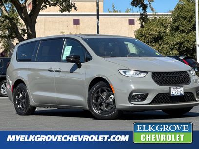 Used 2023 Chrysler Pacifica Limited w/ S Appearance Package