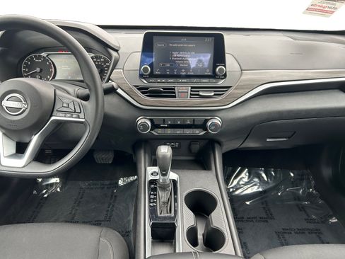 Used 2025 Nissan Altima 2.5 SV FWD image 11