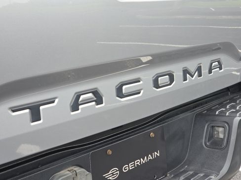 Used 2017 Toyota Tacoma TRD Sport AWD/4WD image 15