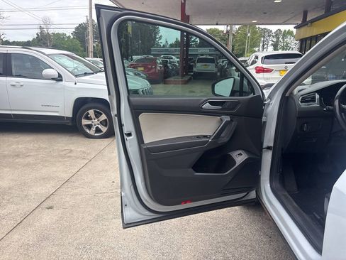 Used 2018 Volkswagen Tiguan SEL AWD/4WD image 9