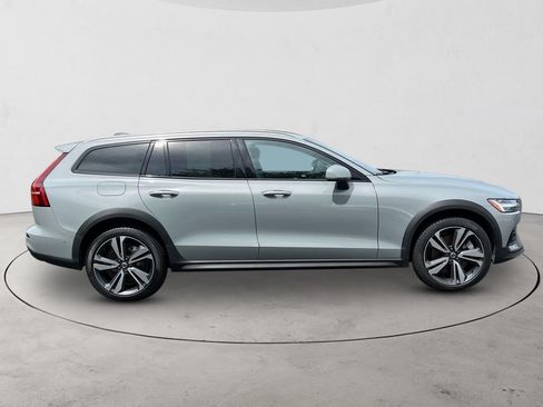 Certified 2025 Volvo V60 B5 Cross Country Plus AWD/4WD image 6