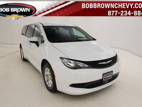 Used 2022 Chrysler Voyager LX image 1