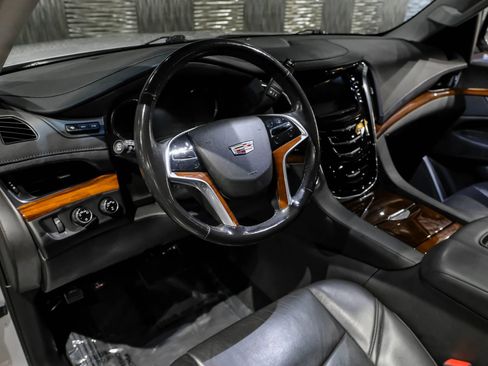 Used 2019 Cadillac Escalade ESV Luxury AWD/4WD image 3