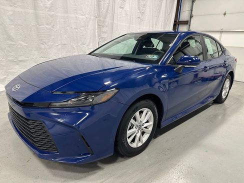 Used 2025 Toyota Camry LE image 3