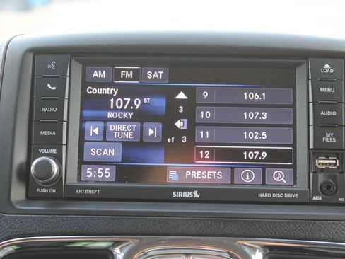 Used 2014 Chrysler Town & Country Touring FWD image 17