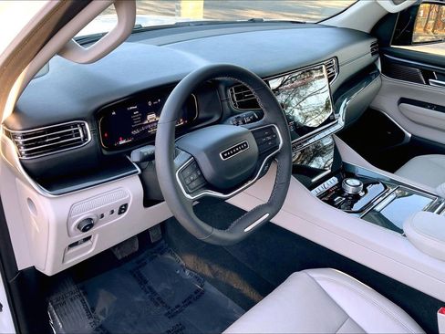 Certified 2024 Jeep Wagoneer 4WD w/ Premium Group I image 17