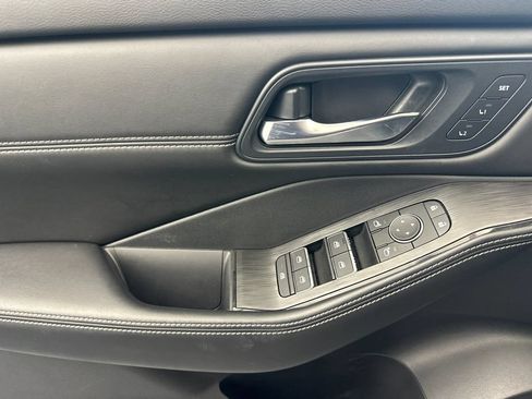 Used 2025 Nissan Rogue SL w/ Tech Package FWD image 10