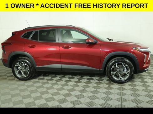 Used 2024 Chevrolet Trax LT w/ Driver Confidence Package FWD image 2
