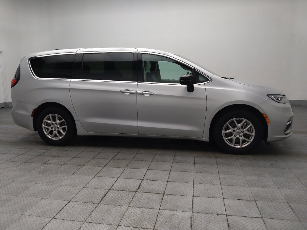 Used 2024 Chrysler Pacifica Touring-L FWD image 11