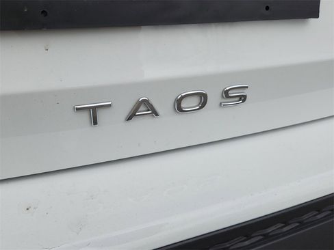 Used 2024 Volkswagen Taos SE w/ Panoramic Sunroof Package image 11