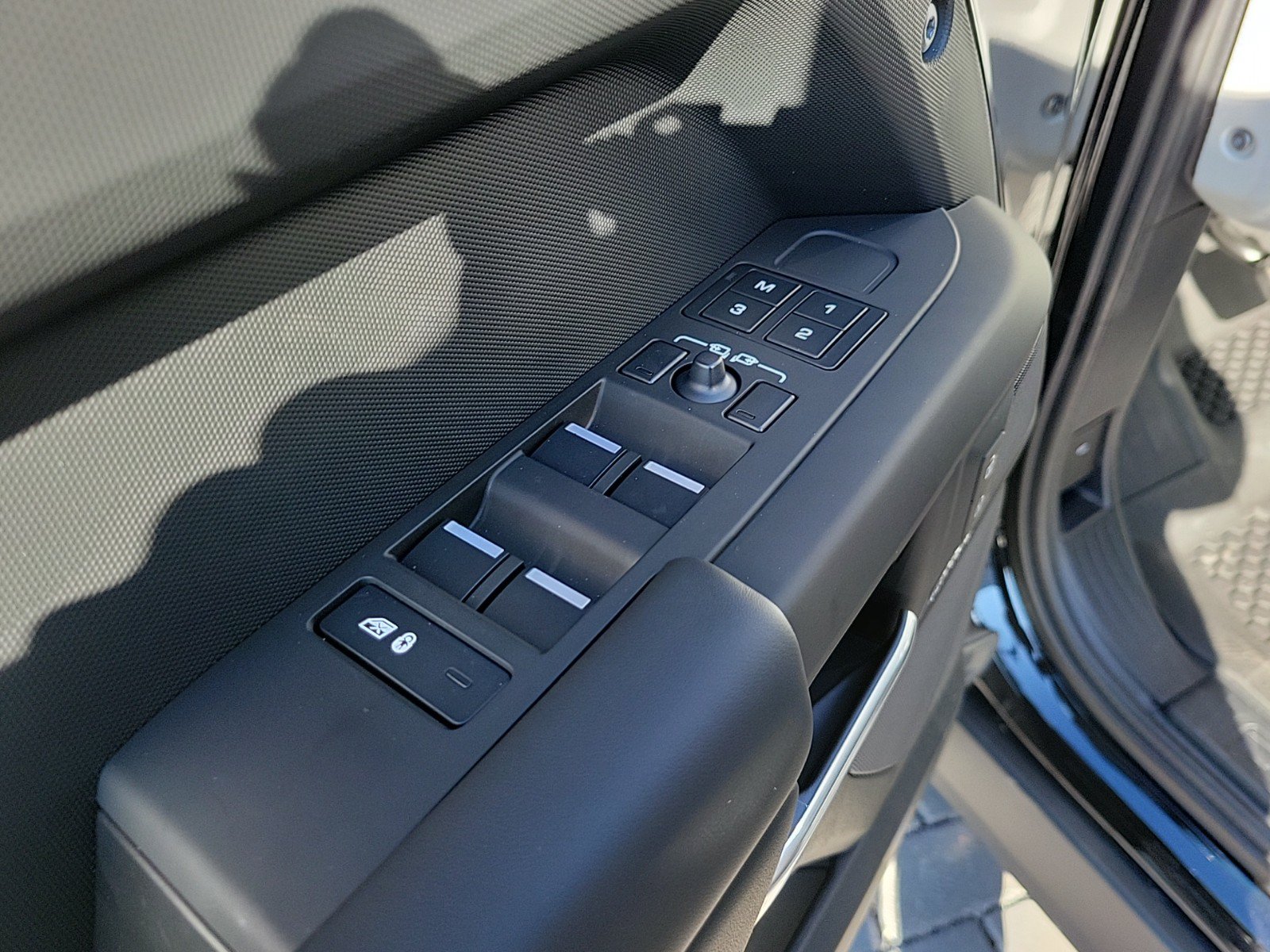 Certified 2025 Land Rover Defender 110 X-Dynamic SE AWD/4WD image 20