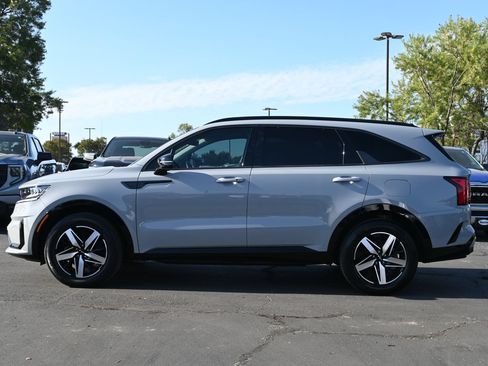 Used 2023 Kia Sorento EX w/ Panoramic Sunroof Package FWD image 4