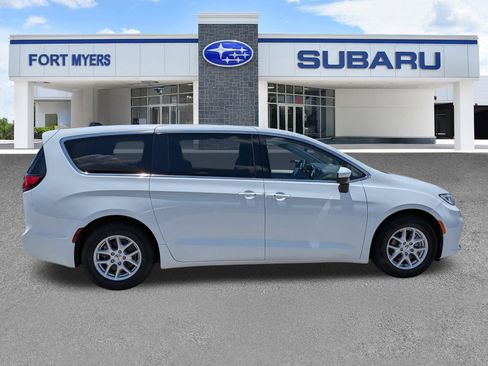 Used 2023 Chrysler Pacifica Touring-L FWD image 3