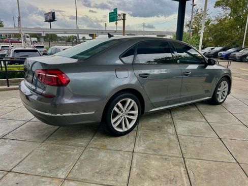 Used 2019 Volkswagen Passat Wolfsburg Edition image 4