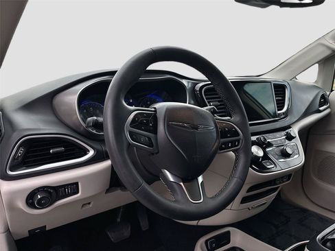Used 2023 Chrysler Pacifica Touring-L FWD image 9