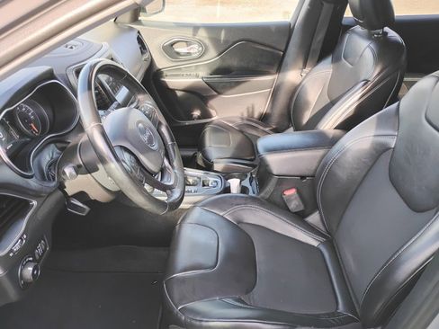 Used 2019 Jeep Cherokee Latitude Plus AWD/4WD image 5