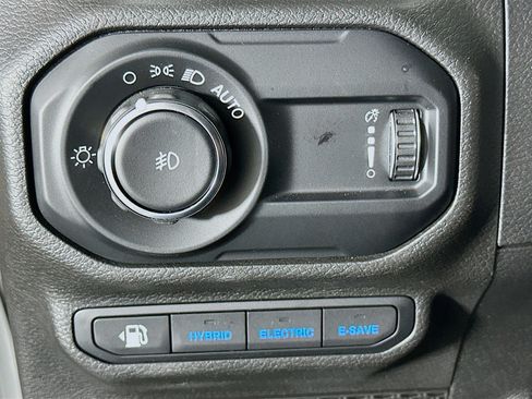 Used 2023 Jeep Wrangler Unlimited Sahara AWD/4WD image 16
