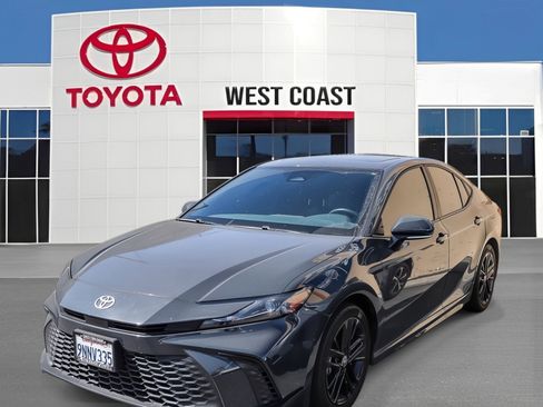 Used 2025 Toyota Camry SE w/ Convenience Package image 1