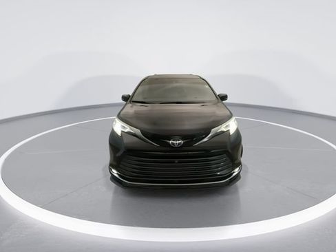 Used 2023 Toyota Sienna Platinum FWD image 7