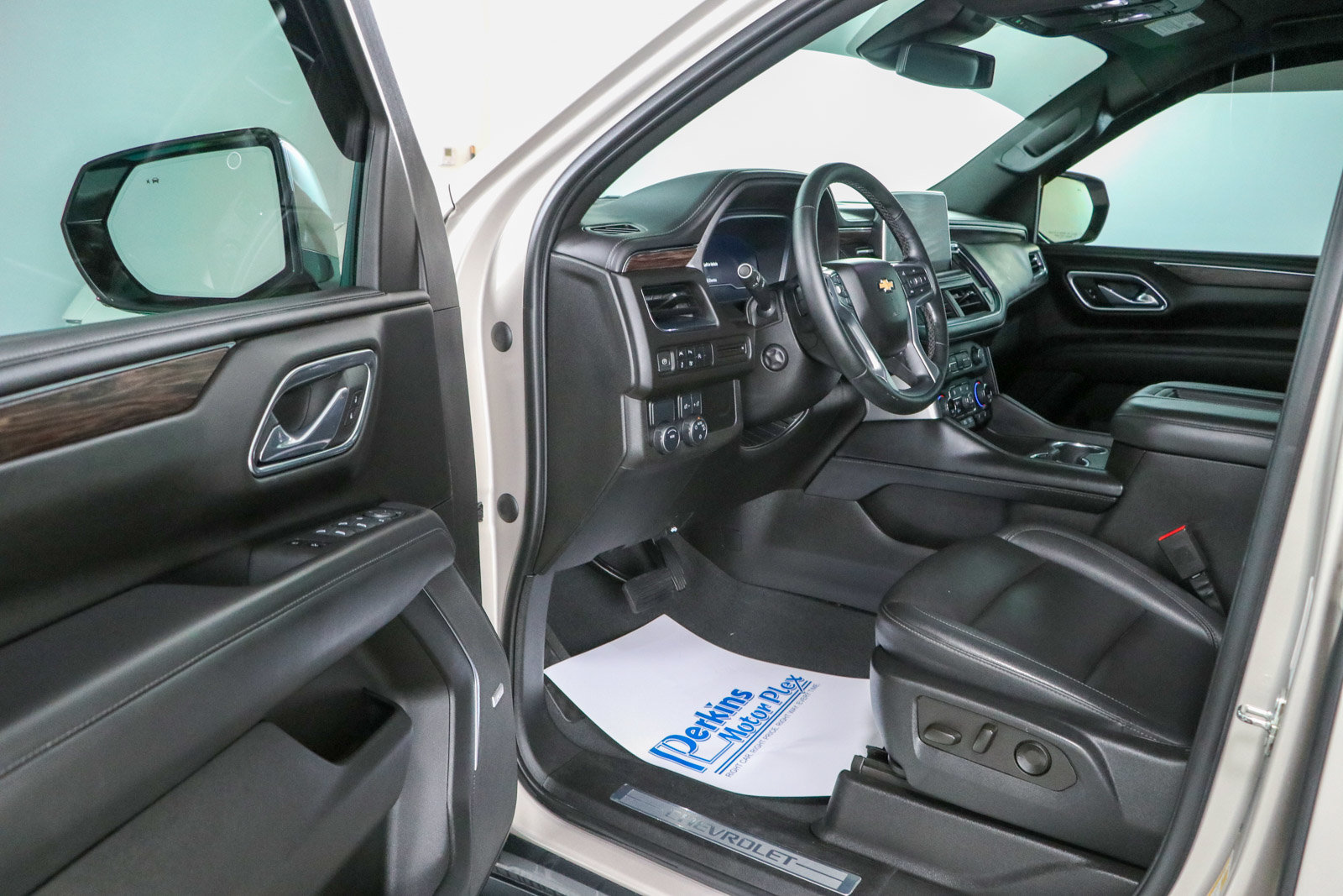 Used 2023 Chevrolet Tahoe LT w/ Luxury Package RWD image 3