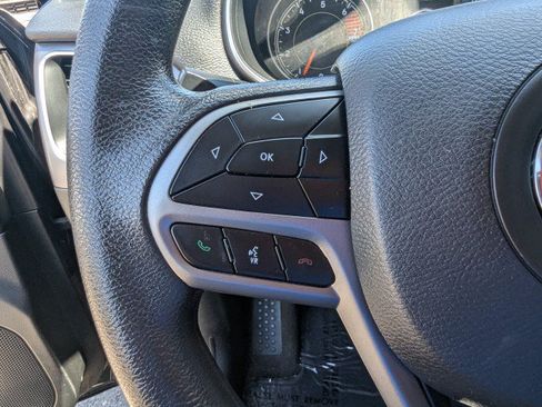 Used 2019 Jeep Cherokee Latitude w/ Popular Appearance Group AWD/4WD image 14
