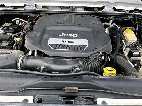 Used 2016 Jeep Wrangler Unlimited Sahara w/ Connectivity Group image 28