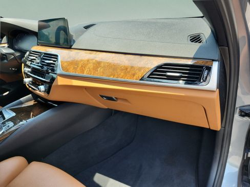 Used 2020 BMW 530i w/ Premium Package RWD image 20