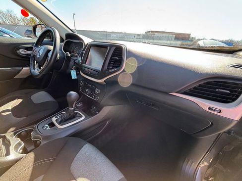 Used 2018 Jeep Cherokee Latitude image 15