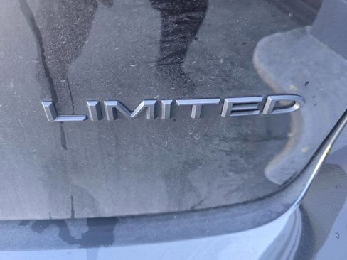 Used 2023 Chrysler Pacifica Limited w/ S Appearance Package image 17