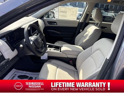 New 2026 Nissan Pathfinder SL FWD image 9